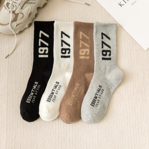 1977 Letter Cotton Crew Socks Men’s Athletic Mid-Calf Breathable Sweat-Absorbing Streetwear Socks